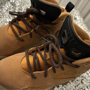 Nike Kids Sneakers in Tan and Black